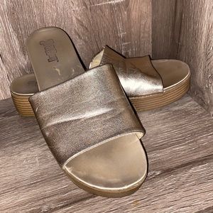 Thrash faux wood and gold wedges
